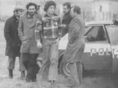 Pino Pelosi (al centro) sul luogo del delitto nel '75
