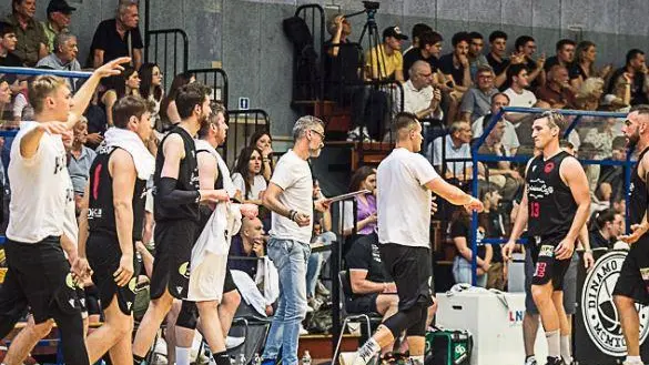 L’Unione ginnastica goriziana durante le partite di basket della Dinamo (foto Mauro Blazic)