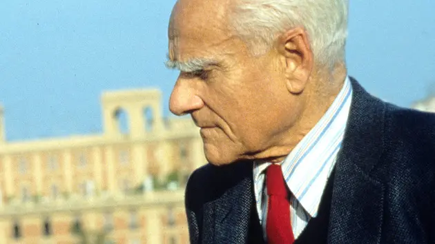 UNIMEDIA0058 - C21 - IMAGE 99900582 - Italian journalist, short-story writer, and novelist. Moravia explored in his books sex, social alienation, and other contemporary issues - he was a major figure in the 20th-century Italian literature. Moravia was married to ELSA MORANTE (1941-1963), who also was a writer, best known for her novel LA STORIA (1974). Several of Moravia's books have been filmed, among them Two Women by Vittorio De Sica (1960), A GHOST AT NOON BY JEAN-LUC GODARD (1964), and THE CONFORMIST by BERNARDO BERTOLUCCI (1970). Alberto Pincherle (Alberto Moravia) was born in Rome into a well-to-do middle-class Jewish-Catholic family. His mother was Teresa (de Marcanich) Pincherle, and father, Carlo Pincherle, an architect and a painter. At the age of nine Moravia was stricken with tubercular infection of the leg bones, which he considered the most important factor in his early development. He spent considerable periods from 1916 to 1925 in sanatoriums. During these years Moravia started to write, and published at his own expense his first major novel, GLI INDIFFERENTI (Time of Indifference) in 1929. It was perhaps the first European Existentialist novel. The story focuses on three days in the life of a Roman family, who keep up a bourgeois front while living at the edge of poverty. The condemnation of the Roman bourgeoisie under fascism became a sensation. Not to arouse the disapproval of the authorities, Moravia wrote in an allegorical style, but his increasing involvement in politics led to his books being banned. Later Moravia in his other books used the typical characters of an impotent intellectual, his virile rival, a voluptuous seductress, and an aging mistress. Generally Moravia regarded women as being superior to men. He saw sex as the enemy of love. Variations on the women of Gli indifferenti are found in LA ROMANA (1947, The Woman of Rome), in which the protagonist, Adriana, is a prostitute, and LA CIOCIARA (1958, Two Women). The loose, rambling