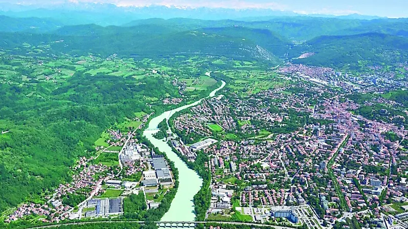 Veduta aerea di Gorizia e Nova Gorica con l'Isonzo