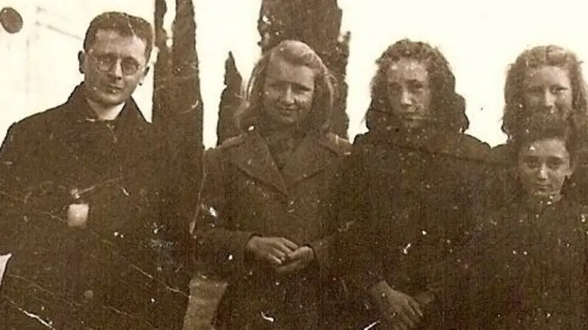 Sulla sinistra don Bonifacio in una foto d'epoca