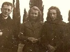 Sulla sinistra don Bonifacio in una foto d'epoca