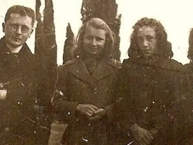 Sulla sinistra don Bonifacio in una foto d'epoca