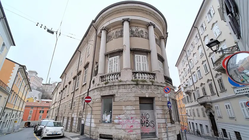 L’esterno dell’edificio nella foto di Massimo Silvano. A destra, in alto e in basso, due scorci della “sala pompeiana” per courtesy della Toro