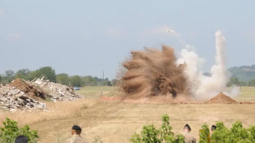 La bonifica bellica del 2012 nell'area dell'aeroporto dove sorgerà la "Pipistrel"