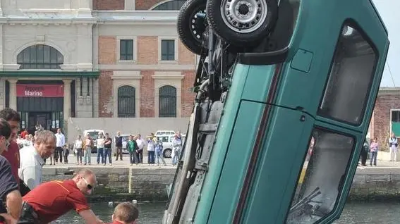 Foto BRUNI Trieste 30 04 2012 Cade con l'auto in sacchetta-salvata da un carabiniere