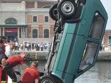 Foto BRUNI Trieste 30 04 2012 Cade con l'auto in sacchetta-salvata da un carabiniere