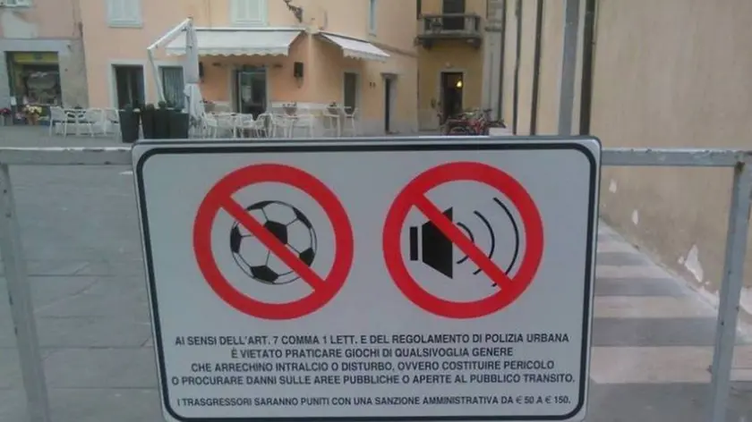 I cartelli di divieto di praticare giochi che “arrechino disturbo” in piazza a Muggia