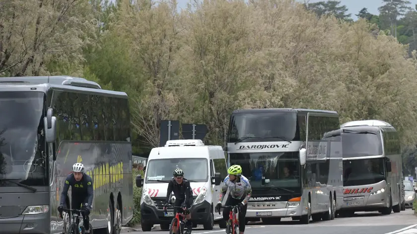 I pullman turistici al bivio (foto Francesco Bruni)