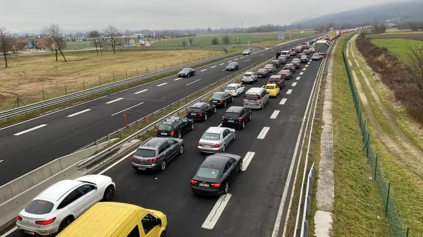 Un’immagine della lunghissima coda in autostrada sabato 19 dicembre verso il confine tra la Slovenia e la Croazia. Foto da rtvslo.si