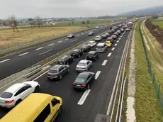 Un’immagine della lunghissima coda in autostrada sabato 19 dicembre verso il confine tra la Slovenia e la Croazia. Foto da rtvslo.si