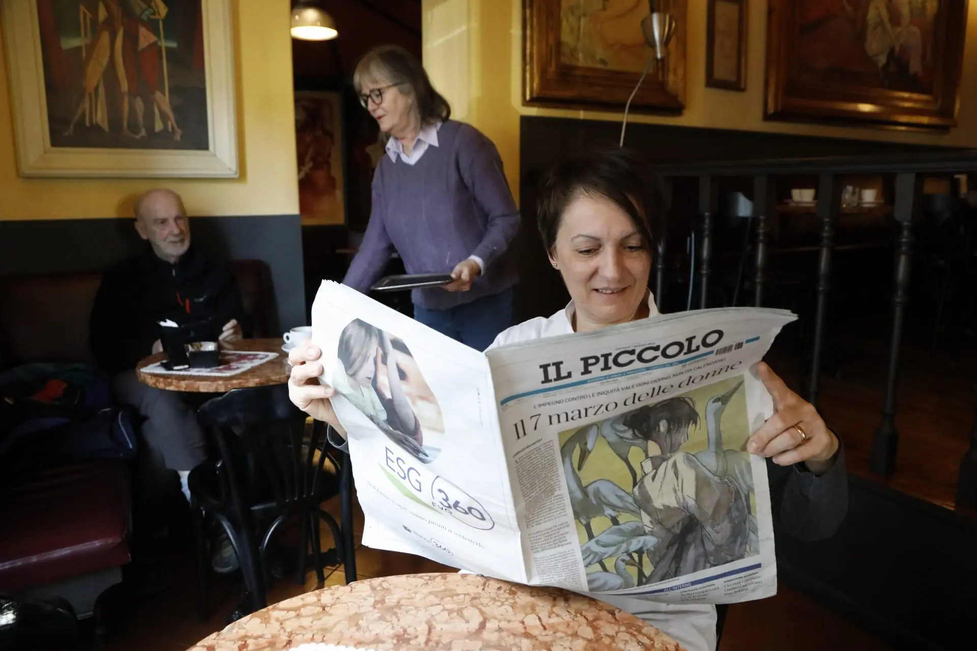 In questa carrellata di fotografie scattate da Massimo Silvano (a Trieste), Katia Bonaventura (Monfalcone) e Pierluigi Bumbaca (Gorizia) alcune reazioni di fronte alla speciale sovracopertina che oggi il nostro giornale dedica alle donne. L’8 marzo è domani, esatto. Ma con questa scelta abbiamo voluto rimarcare il fatto che di questa tematica occorre occuparsi tutto l’anno, non in occasione di tragici fatti e di ricorrenze. È questo il nostro impegno. Dunque, buon 7 marzo a tutte.
