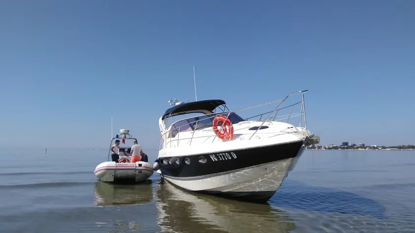 Soccorso al diportista caduto nell'imbarcazione finita in secca.