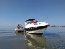 Soccorso al diportista caduto nell'imbarcazione finita in secca.