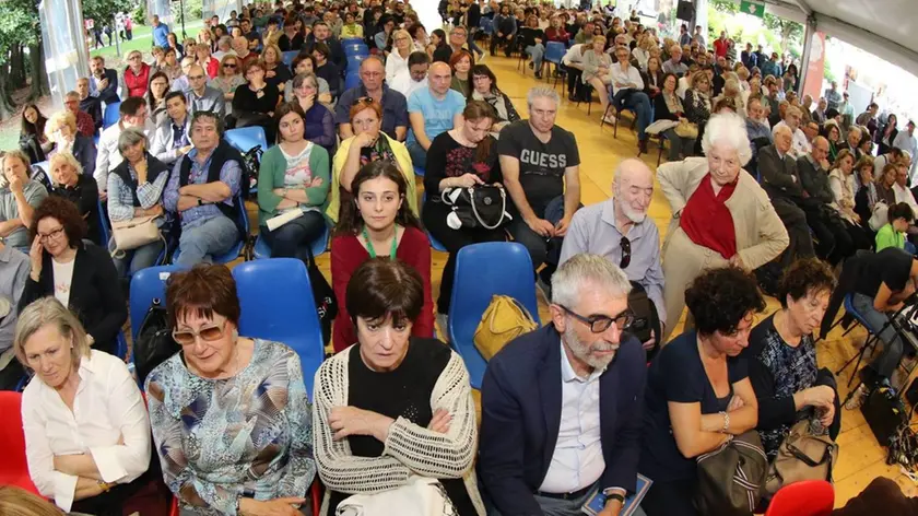 Il pubblico alla consegna del premio a Ginzburg il 25 maggio del 2019 al Festival èStoria. © Fotografia di Pierluigi Bumbaca