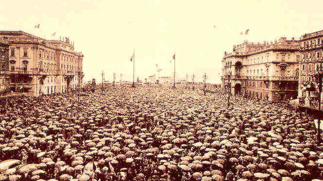 Piazza Unità gremita per il ritorno di Trieste all'Italia