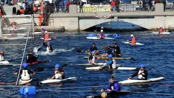 Foto Bruni 13.04.13 Canoisti in gara nel canale di Ponte Rosso
