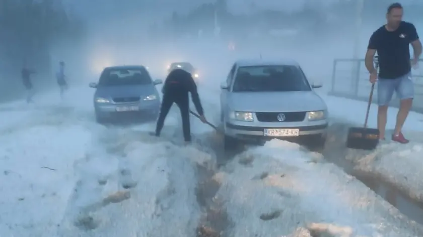 Grandine da spalare (foto vigili del fuoco croati hvz.gov.hr)