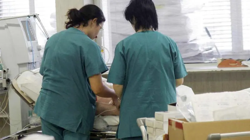 20070306 - PAVIA - CRO - SANITA': GIOVANE IN COMA; CAPO RIANIMAZIONE, POCHE SPERANZE. L'interno del San Matteo di Pavia, con due infermiere che prestano assistenza al ragazzo in coma. Il direttore del reparto di Rianimazione 1 del San Matteo, prof. Antonio Braschi ha confermato oggi che Paolo Acerbi, il giovane di 19 anni che ha perso conoscenza durante un intervento di rinoplastica sabato mattina, è in stato di coma profondo. ANSA/EMMEVI/on......