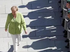 epa06947690 German Chancellor Angela Merkel walks past a line of soldiers (R) ahead of the arrival of Denis Zvizdic, President of the Council of Ministers of Bosnia and Herzegovina, at the Chancellery in Berlin, Germany, 13 August 2018. The two leaders met on the day to discuss bilateral ties. EPA/FELIPE TRUEBA