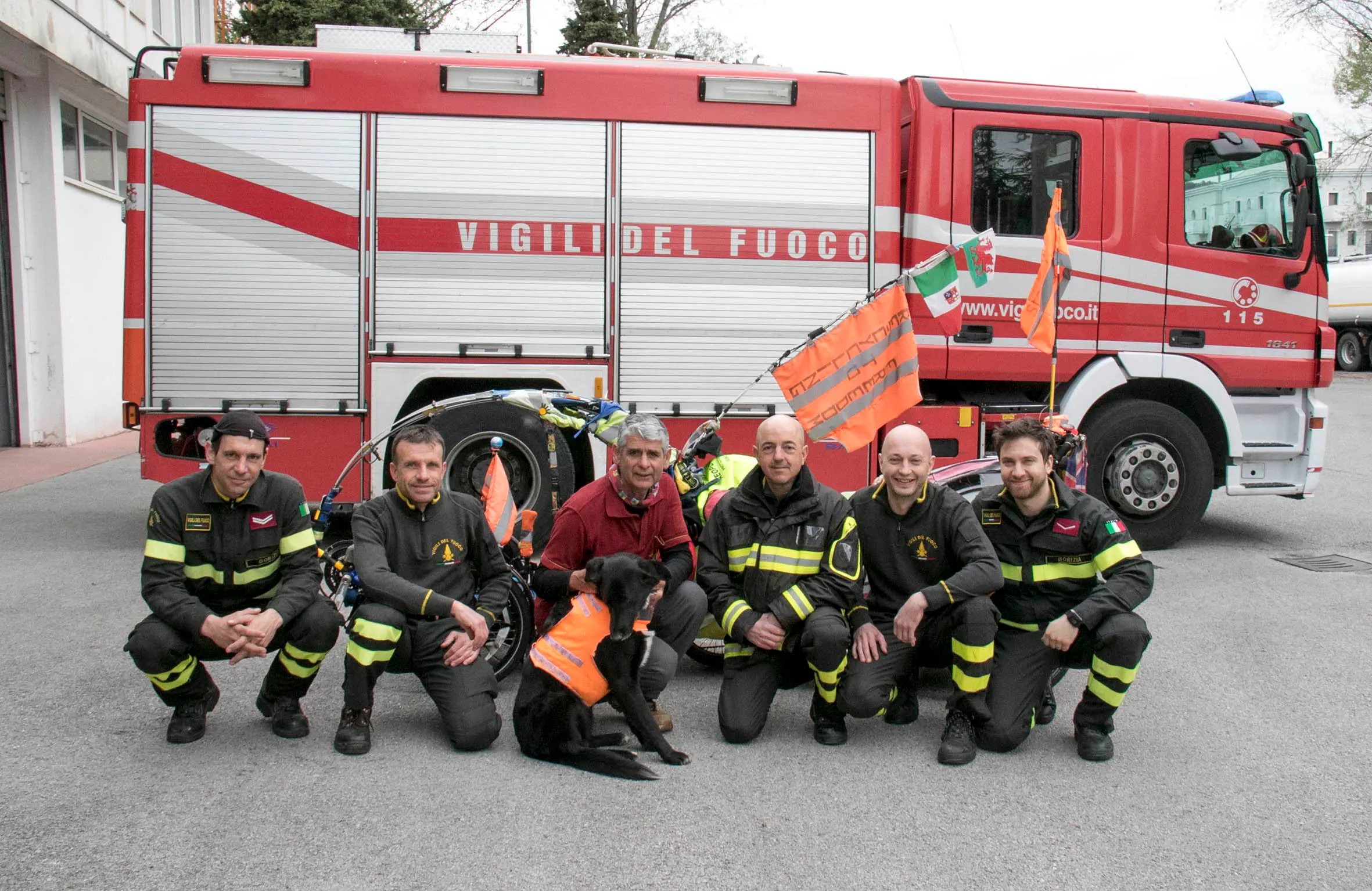 Bonaventura Monfalcone-13.04.2019 Giro del mondo in bicicletta di Martin Hutchinson e Starsky-Caserma di vigili del fuoco-Monfalcone-foto di Katia Bonaventura