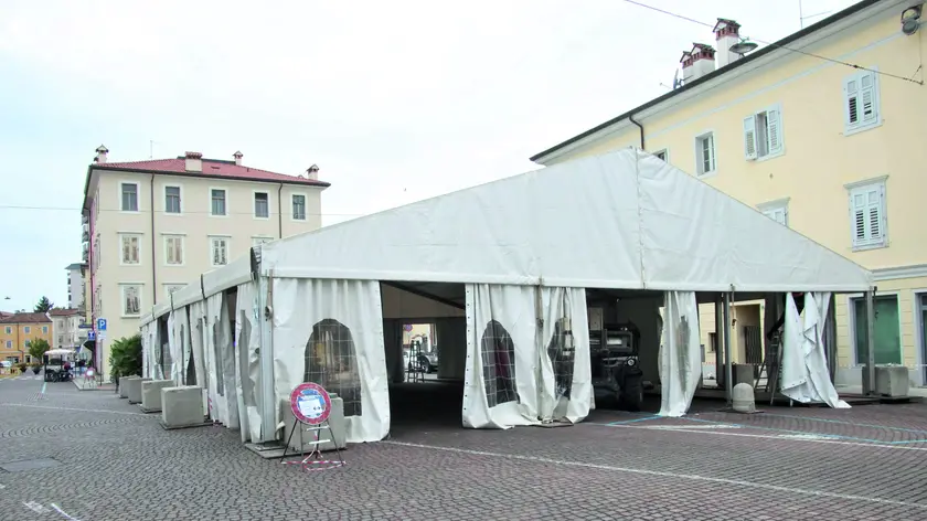 Le operazioni di momntaggio dei tendoni a Gorizia Foto Bumbaca