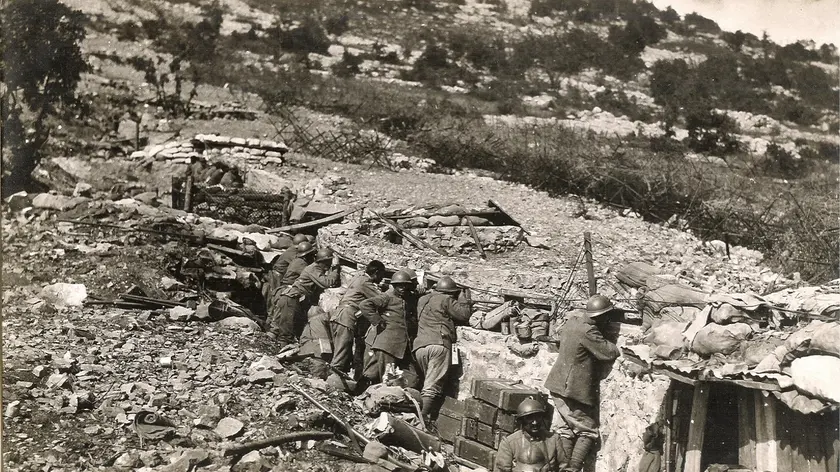 Una trincea italiana fronteggia gli austroungarici sull'Hermada