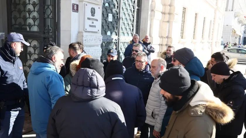 Una delegazione di portuali entra in Prefettura. Foto Lasorte
