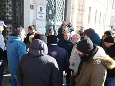 Una delegazione di portuali entra in Prefettura. Foto Lasorte