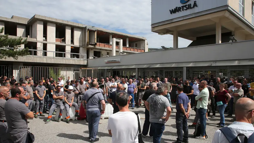 Lavoratori fuori dallo stabilimento Wartsila a Trieste (foto di archivio)