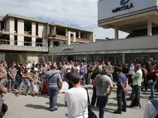 Lavoratori fuori dallo stabilimento Wartsila a Trieste (foto di archivio)