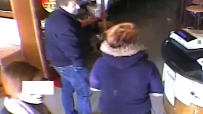 Un fermo immagine tratto da un video di sorveglianza mostra le quindicenni di Udine che si sono accusate dell'omicidio di Mirco Sacher, in compagnia dell'uomo in una gelateria la mattina di domenica 7 aprile 2013, poche ore prima del delitto. ANSA/ +++ NO SALES - EDITORIAL USE ONLY +++