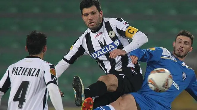 il centrocampista dell'udinese michele pazienza (s) osserva un contrasto tra il difensore dell'udinese maurizio domizzi (secondo da sinistra) e l'attaccante del paok fc apostolos giannou questa sera 16 febbraio 2012 allo stadio Friuli di Udine..ANSA/STEFANO LANCIA