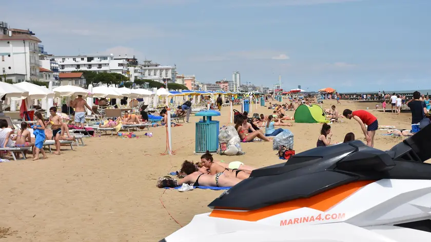 COLUCCI - DINO TOMMASELLA - JESOLO - LA SPIAGGIA FRONTE PIAZZA MAZZINI