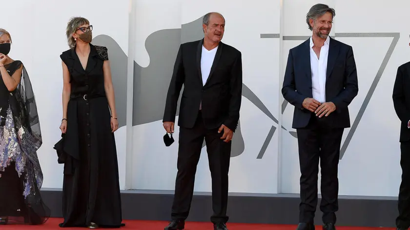 (L-R) Serbian actress/cast member Jasna Duricic, Bosnian filmmaker Jasmila Zbanic, Serbian actor/cast member Boris Isakovic, Belgian actor/cast member Johan Heldenbergh and Dutch actor/cast member Raymond Thiry arrive for the premiere of 'Quo Vadis, Aida?' during the 77th Venice Film Festival in Venice, Italy, 03 September 2020. The movie is presented in official competition ''Venezia 77'' at the festival running from 02 to 12 September. ANSA/ETTORE FERRARI