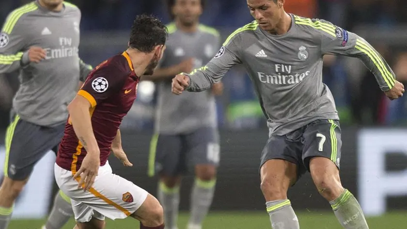 Roma's Alessandro Florenzi (L) and Real Madrid's Cristiano Ronaldo during the UEFA Champions League Round of 16 first leg soccer match between AS Roma and Real Madrid CF at the Olimpico stadium in Rome, Italy, 17 February 2016. ANSA/CLAUDIO PERI