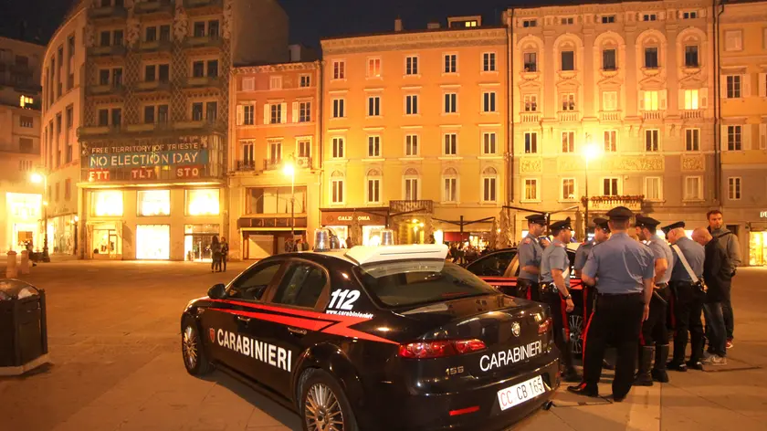 I carabinieri in piazza della Borsa davanti alla sede del Movimento