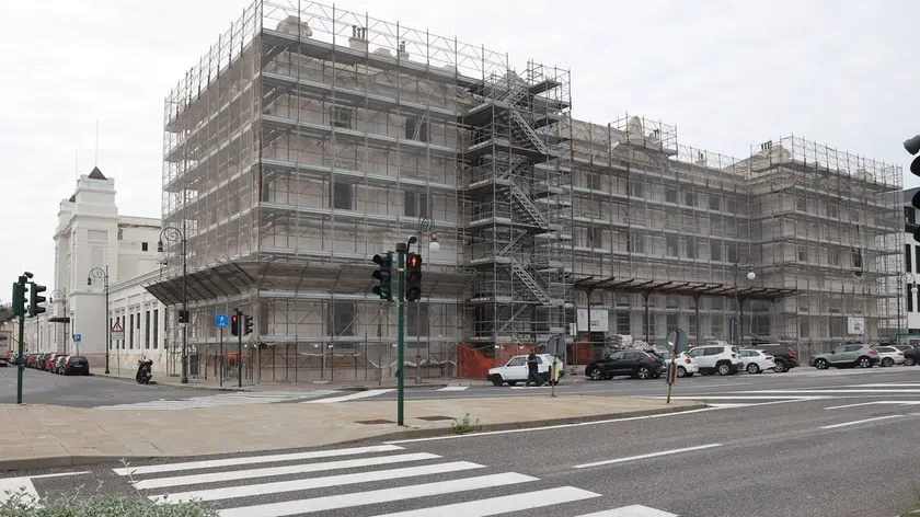Le impalcature sull'ultima parte dell'ex stazione ferroviaria Foto Andrea Lasorte