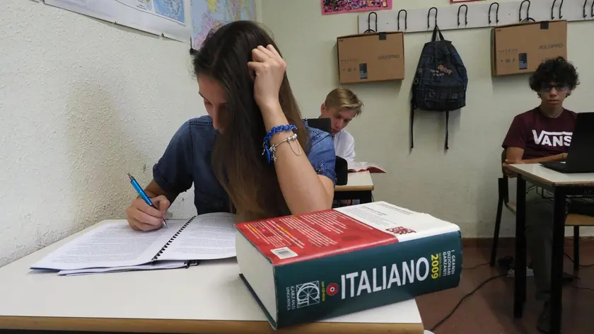 Studenti nella prima prova scritta di italiano all'esame di maturità in una foto d'archivio del 20 giugno 2018. ANSA / GIORGIO BENVENUTI