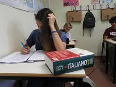 Studenti nella prima prova scritta di italiano all'esame di maturità in una foto d'archivio del 20 giugno 2018. ANSA / GIORGIO BENVENUTI