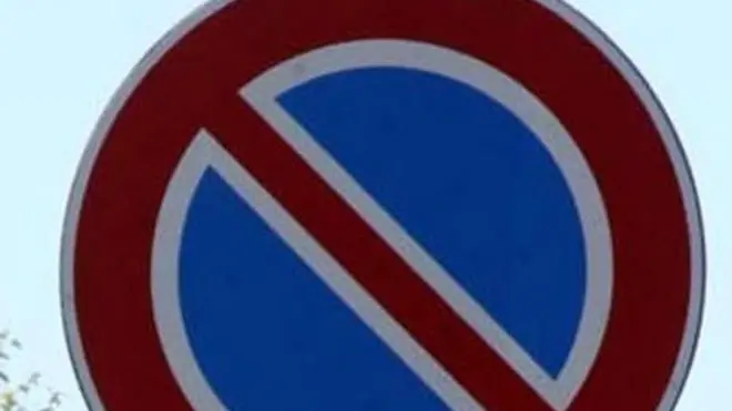 Un cartello di divieto di sosta