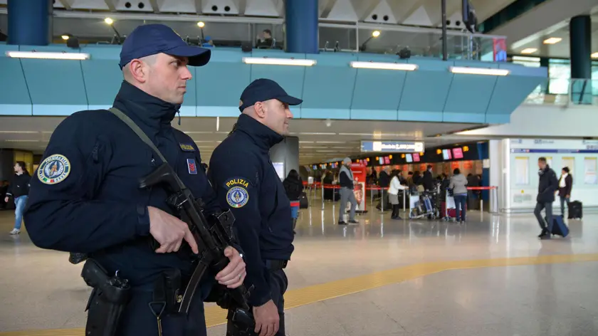Controlli anti-terrorismo in un aeroporto