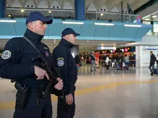 Controlli anti-terrorismo in un aeroporto
