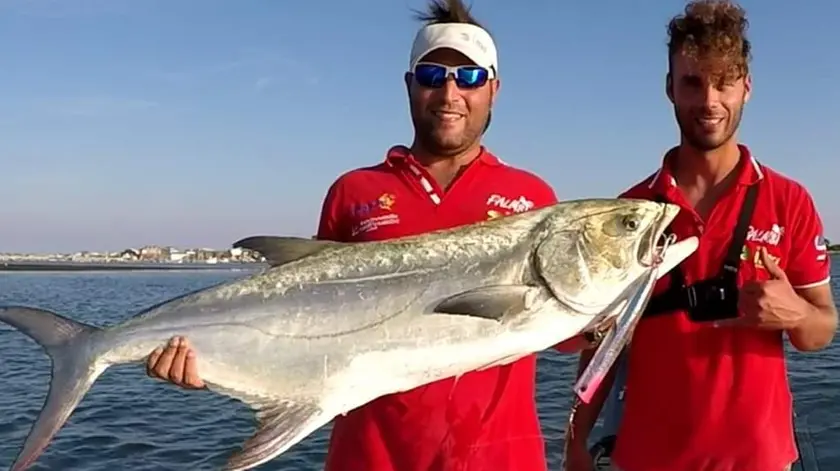 I fratelli Luca e Marco Zuliani con un esemplare di leccia pescato nei mesi scorsi