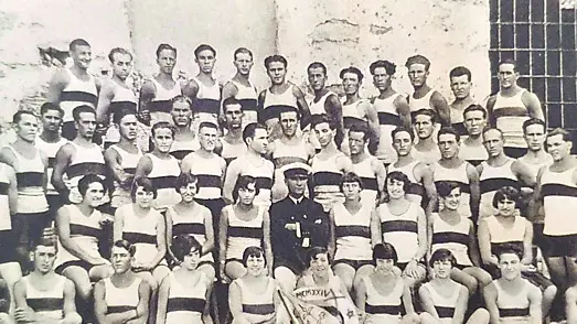 Foto di gruppo dei soci del Sirena nel 1924. In nero il presidente Starc