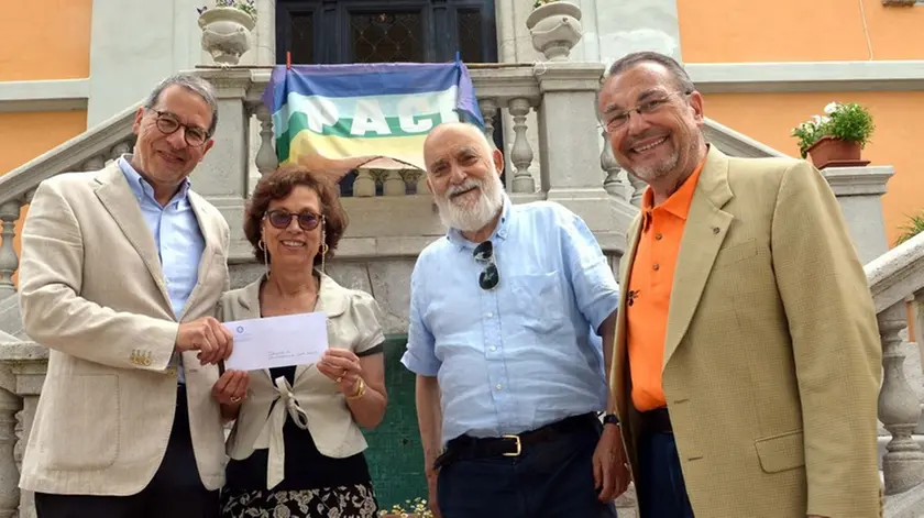 Foto Bruni 20.06.14 Comunità S.Martino al Campo:la prof.Benussi e don Vatta-consegna dell'assegno Rotary