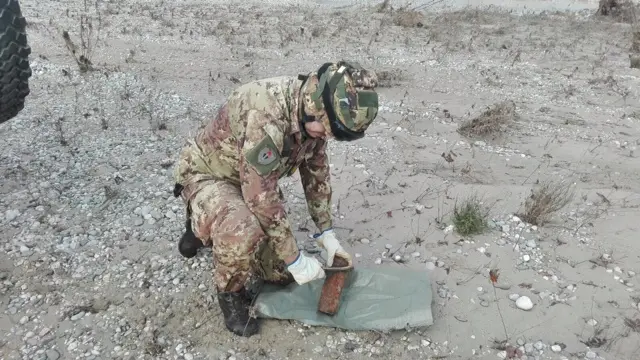 Un militare del 3° Reggimento Genio Guastatori al lavoro in una foto di archivio