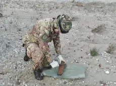 Un militare del 3° Reggimento Genio Guastatori al lavoro in una foto di archivio