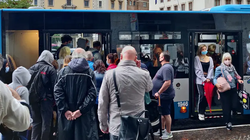 Autobus presi d’assalto da studenti e altri passeggeri nelle ore di punta