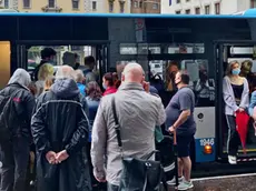 Autobus presi d’assalto da studenti e altri passeggeri nelle ore di punta